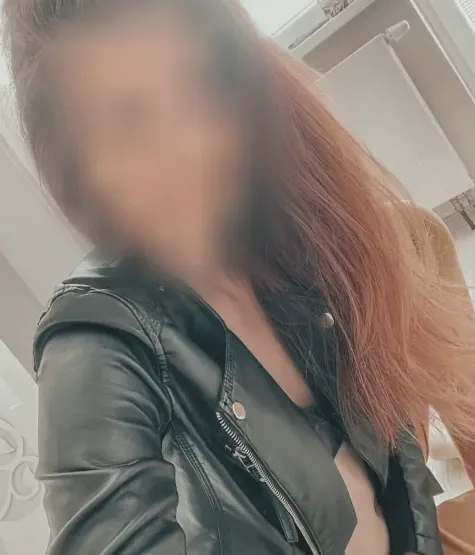 Mia, 24